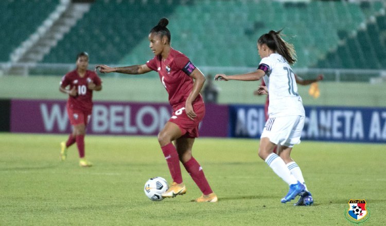 Aldrith Quintero, capitana de Panamá con el balón. Foto:Fepafut