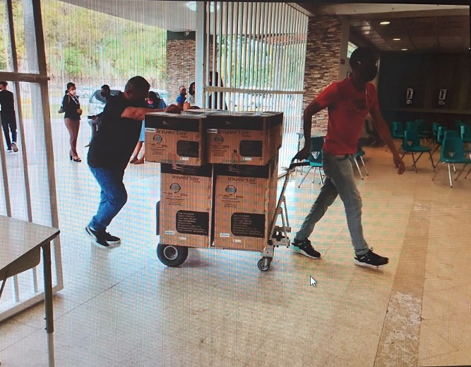 Con la instalación de estas unidades 39 aulas de clases estarán debidamente ventiladas. Foto: Diomedes Sánchez