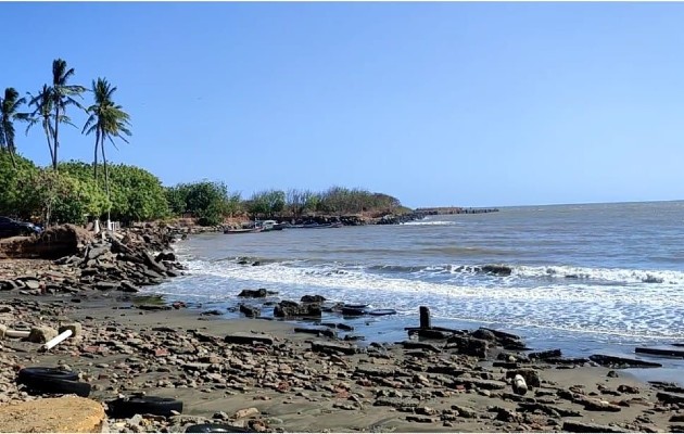 años atrás, se construyó en sus cercanías un puerto, el cual se encuentra en ruinas. Foto. Thays Domínguez