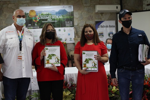 Entrega del plan para el desarrollo del turismo rural en la zona. Foto/Cortesía