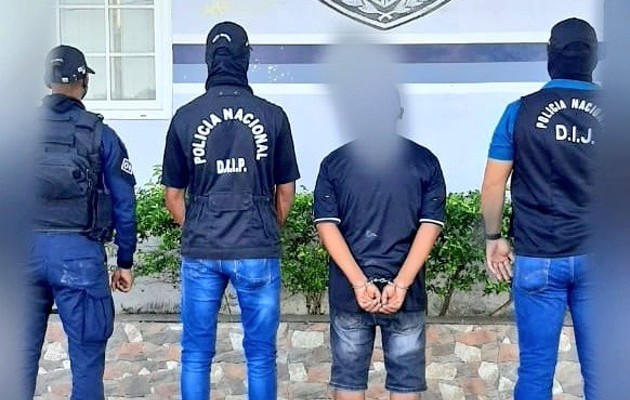 Capturan a un hombre, de 19 años, en el distrito de Arraiján, solicitado por el delito Contra la Vida y la Integridad Personal. Foto. Cortesía. Proteger y Servir Capturan a un hombre, de 19 años, en el distrito de Arraiján, solicitado por el delito Contra la Vida y la Integridad Personal. Foto. Cortesía. Proteger y Servir