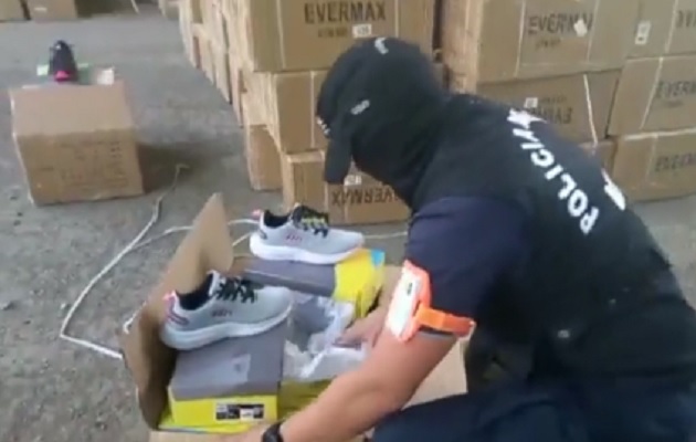 Las zapatillas y acondicionadores de aire se encontraban en dos contenedores. Foto. Cortesía. Proteger y Servir Las zapatillas y acondicionadores de aire se encontraban en dos contenedores. Foto. Cortesía. Proteger y Servir