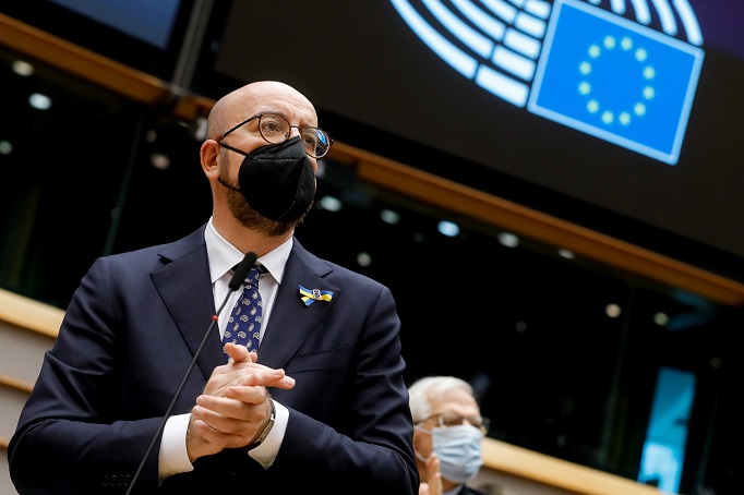 El presidente del Consejo Europeo, Charles Michel, al inicio de una sesión plenaria extraordinaria que debatía sobre la 'agresión rusa contra Ucrania' en el Parlamento Europeo en Bruselas, Bélgica. Foto: EFE