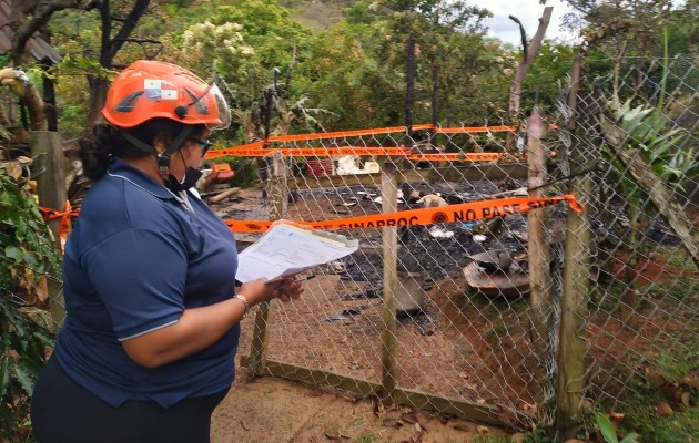 El Cuerpo de Bomberos de la República de Panamá investiga las causas del incendio. Foto. Eric Montenegro