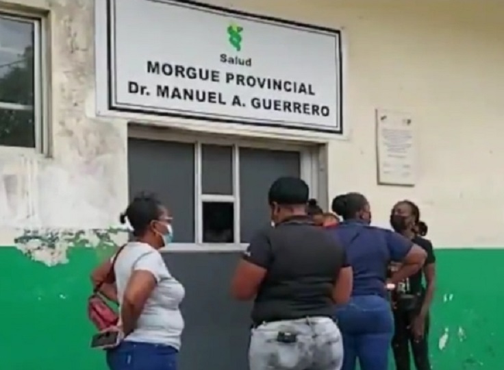 Los presuntos familiares en los predios de la morgue judicial de Colón. Foto: Diomedes Sánchez 