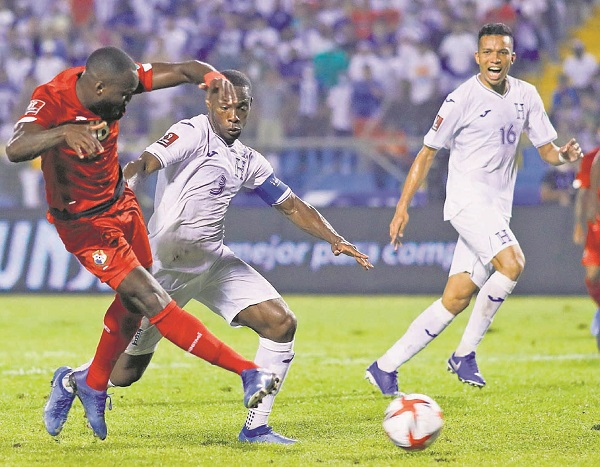 Cecilio Waterman le marcó a Honduras en el partido que Panamá ganó 3-2 en San Pedro Sula. Foto: EFE