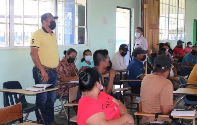  Federación de Padres y Madres de Familia del CEBG Bilingüe de El Empalme se reúnen con autoridades educativas. Foto: Cortesía Meduca