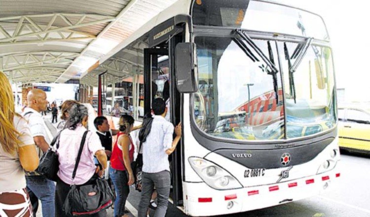 Se espera que la demanda de buses aumente en los próximos días, ante el inicio de clases en las escuelas y universidades. Foto: Archivo