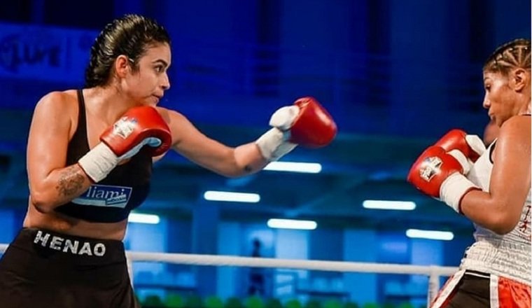 Mónica Henao (izq.) se encuentra lista para su combateante Chantal Martínez. Foto: Instagram