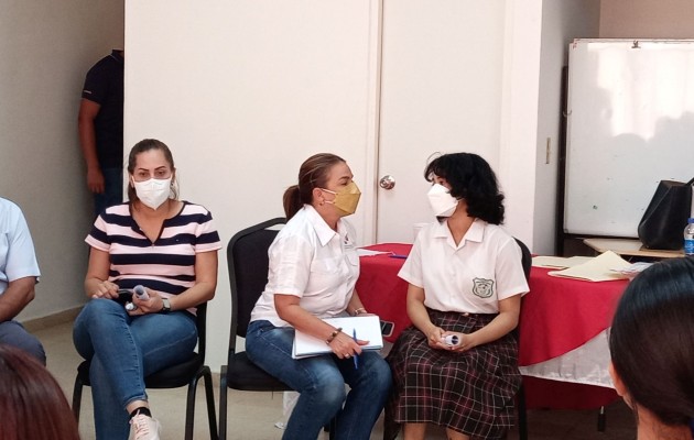 La titular de Educación Maruja Gorday de Villalobos, se reunió con los miembros de  la comunidad educativa del Colegio Guillermo Endara Galimany. Foto. Eric Montenegro