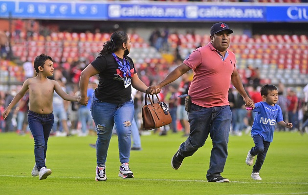 La impactante imagen de una familia tratando de escapar ha recorrido el mundo. Foto: EFE