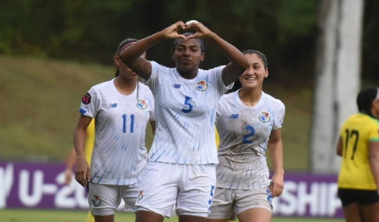 Wendy Natis (5) festeja su gol ante la Mirada de Rosario Vargas (2) y Emily Cedeño. Foto: Fepafut