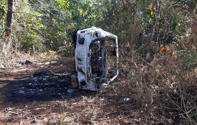 Entre los matorrales del sitio también fueron localizadas puertas y otros accesorios que se presumen sean del vehículo quemado y que por el rotulado corresponde a un taxi. Foto. Eric Montenegro