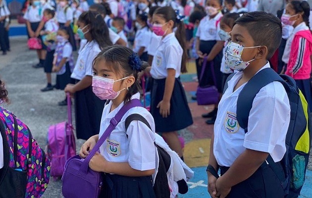 Los estudiantes deben mantener las medidas de bioseguridad. Foto: Meduca