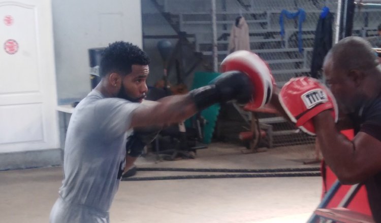 Jezreel Corrales entrena fuerte para pelear contra Miguel Madueño. Foto: Jaime chávez