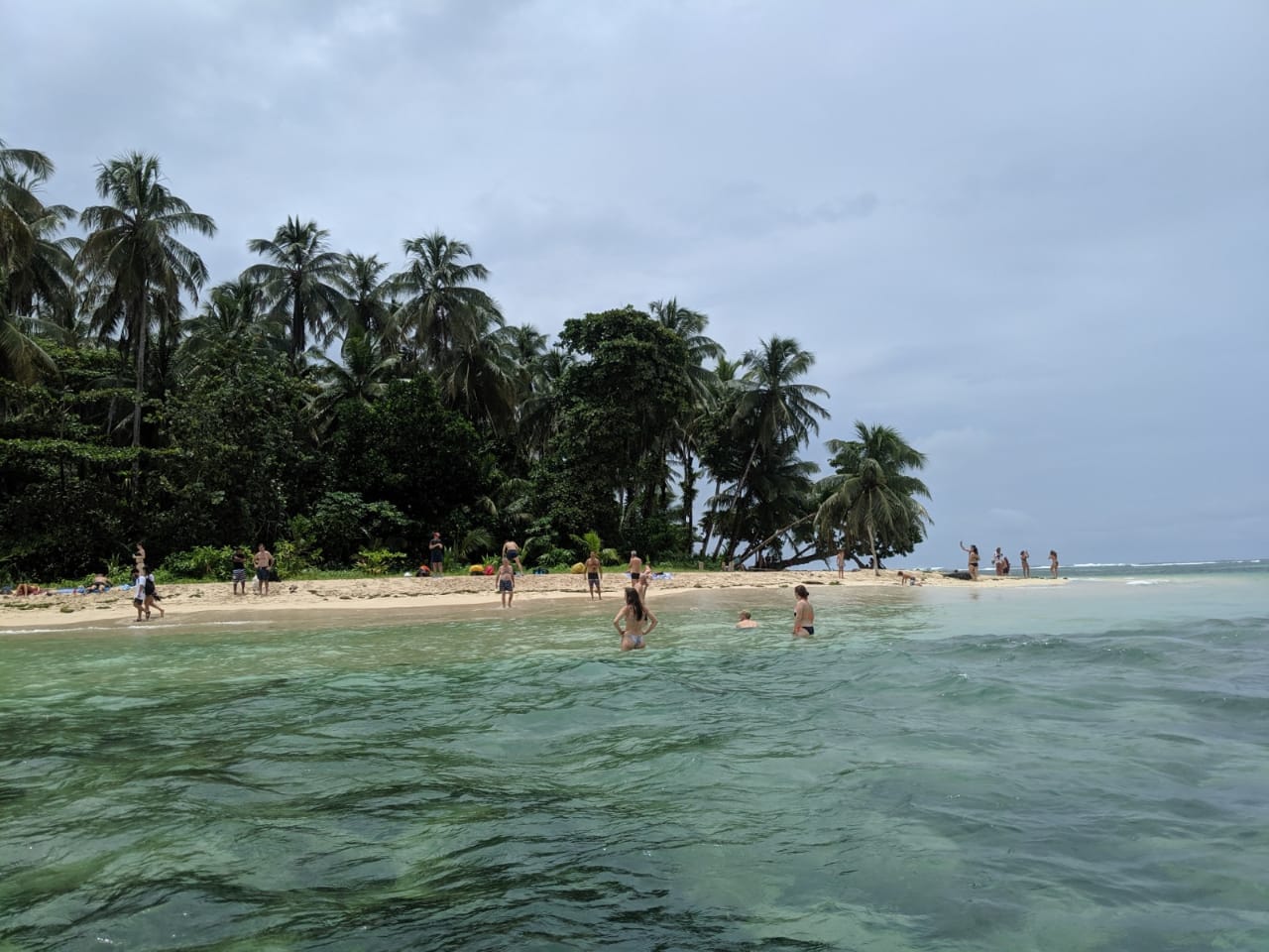 Muchas personas se trasladaron a playas, balnearios y diferentes puntos del país. Foto: Cortesía ATP