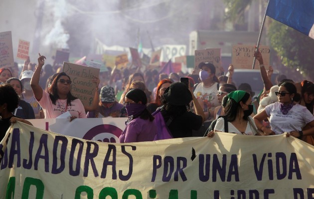 Seguridad social digna y derechos laborales, exigen las mujeres en Panamá. Foto: EFE