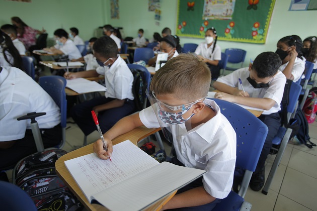 Estudiantes volvieron a las clases presenciales este 7 de marzo en Panamá con el uso obligatorio de la mascarilla. Foto: EFE