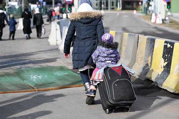 Personas con niños que huyen de la región del conflicto ruso-ucraniano llegan a la frontera polaco-ucraniana en Medyka (Polonia). EFE