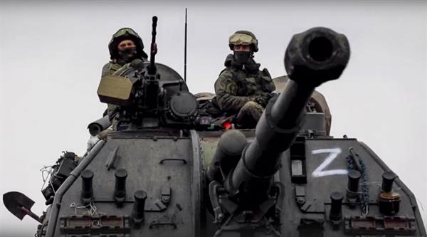 Soldados rusos en un sistema de artillería autopropulsada, cerca de Kiev. EFE