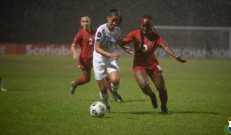 Erika Araúz de Panamá (17) disputa el balón contra la canadiense Nikayla Small. Foto:Fepafut 