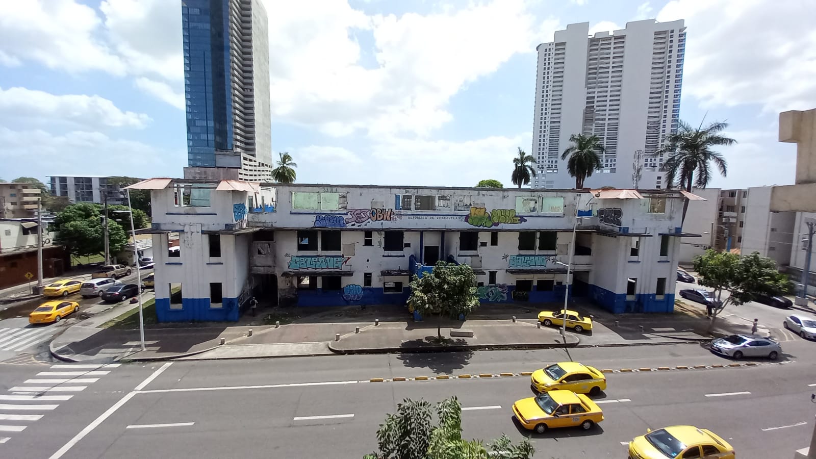 La escuela tiene cinco años de haber sido desalojada y está en ruinas. Foto: Víctor Arosemena