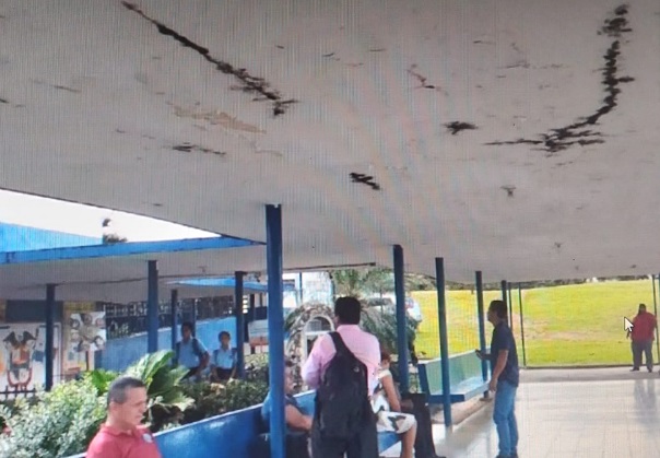 Vista del grado de deterioro que presentaba la marquesina en el colegio ocueño. Foto: Thays Domínguez