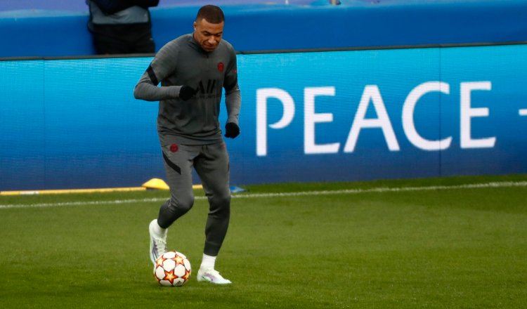 El francés, Kylian Mbappé en el entrenamiento del PSG ayer en el estadio Santiago Bernabéu. Foto:EFE