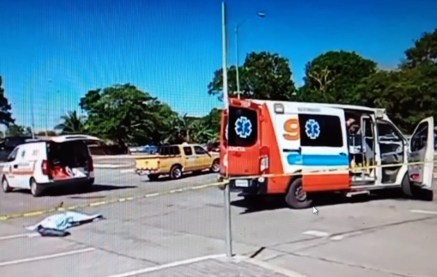 Según testigos, el taxista se bajó del auto y cayó tendido en el pavimento. Foto: Mayra Madrid 