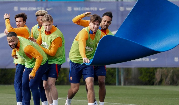 Los jugadores del Barcelona durante los entrenamientos. Foto:EFE