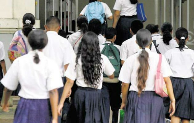 El Decreto Ejecutivo No. 435 del 13 de abril de 2021 estableció el no uso obligatorio de los uniformes escolares.