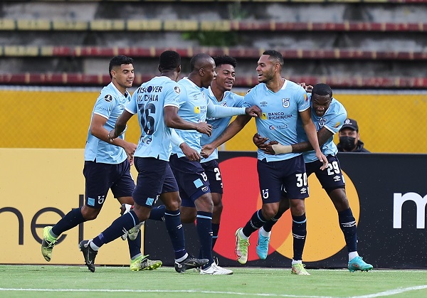 Ismael Díaz celebra uno de sus goles con sus compañeros de la Universidad Católica de Ecuador. 