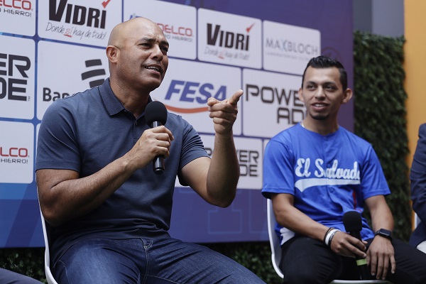 El panameño Mariano Rivera, exlanzador de los Yanquis de Nueva York y Salón de la Fama , en el centro de formación académica y deportiva para jóvenes salvadoreños. Foto:EFE