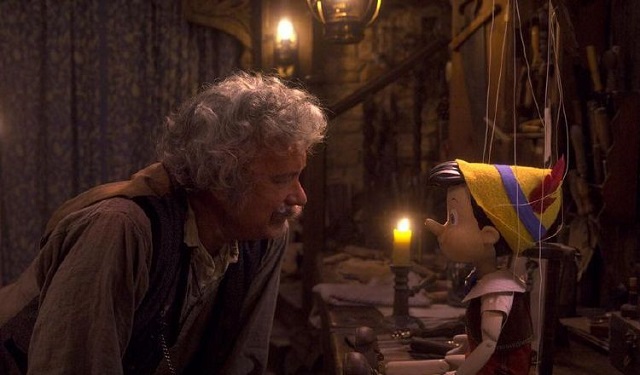 Tom Hanks interactuando con Pinocho cuando aún es una marioneta de madera. Foto: Disney+