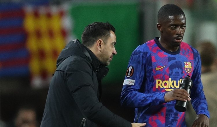Xavi Hernández (izq.) habla con Dembelé Foto:EFE