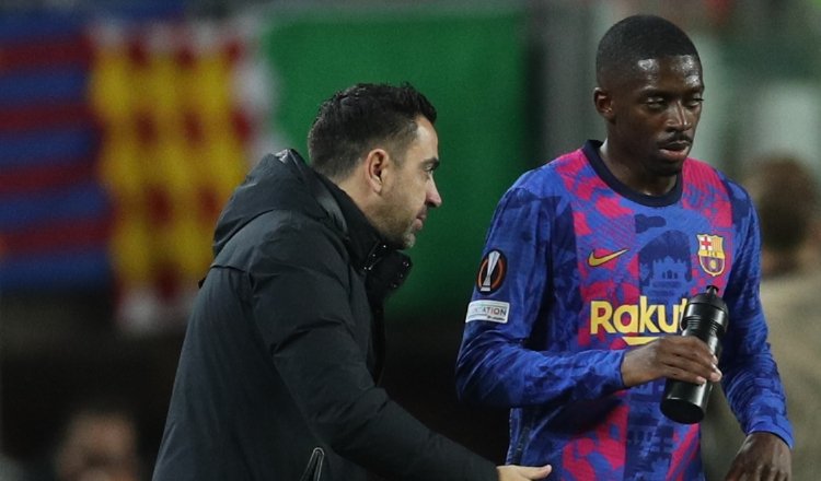 Xavi Hernández (izq.) habla con Dembelé  Foto:EFE