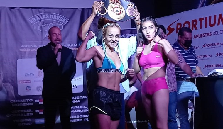 Yessica Boop de Argentina defiende su título mundial (izq.) y Jessica Plata de México.