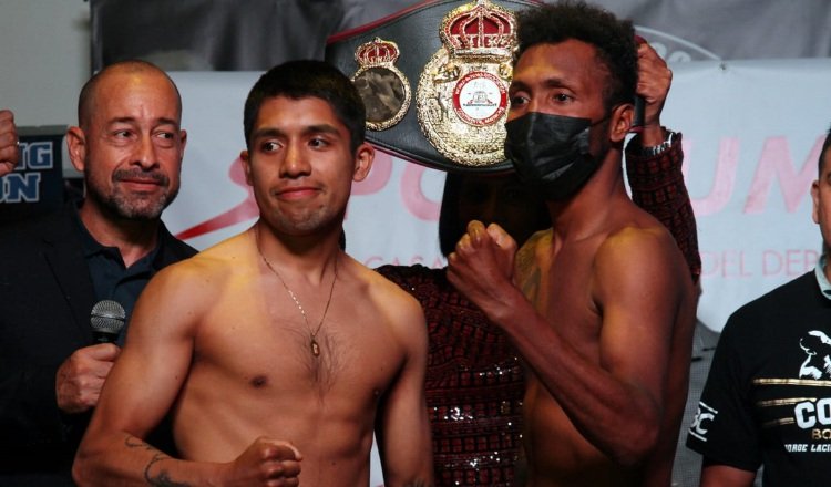 Gustavo Piña y Anselmo 'Chemito' Moreno durante el pesaje . Foto: Víctor Arosemena