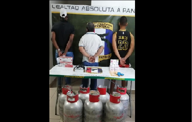 Durante los allanamientos tres ciudadanos de nacionalidad panameña fueron detenidos, además decomisaron un arma de fuego, tipo revolver calibre 38, sin el permiso correspondiente. 