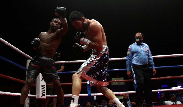 El panameño Jezreel Corrales (izq.) y el mexicano Miguel Madueño. Foto:Víctor Arosemena