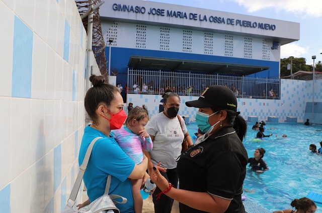 Las clases se dictan en la piscina municipal de Pueblo Nuevo. Foto: Cortesía