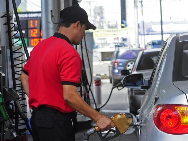 Actualmente el  galón de gasolina en algunas zonas del país supera los cinco dólares. Archivo.