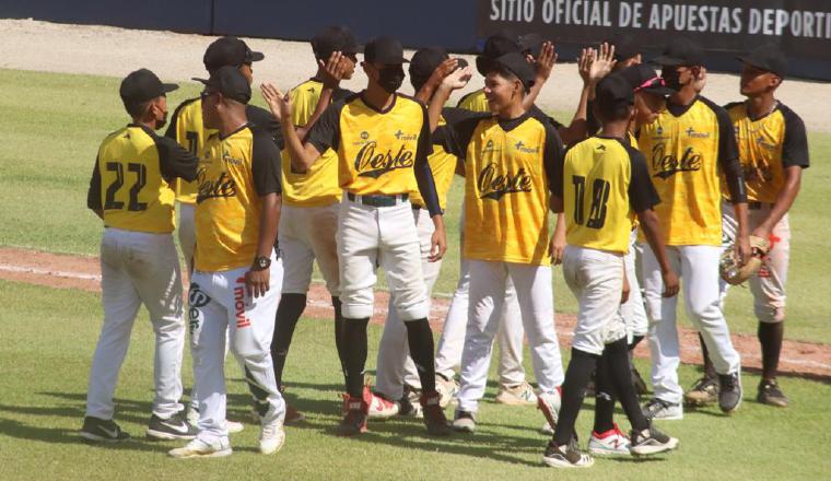 Jugadores de Panamá Oeste festejan. Foto: Fedebeis