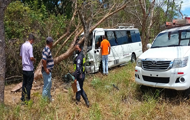 El accidente se produjo luego de que el vehículo tipo pick-up, que viajaba en sentido contrario, perdiera presuntamente el control, impactando al bus en el que viajaban unos 25 pasajeros. Foto. Melquíades Vásquez