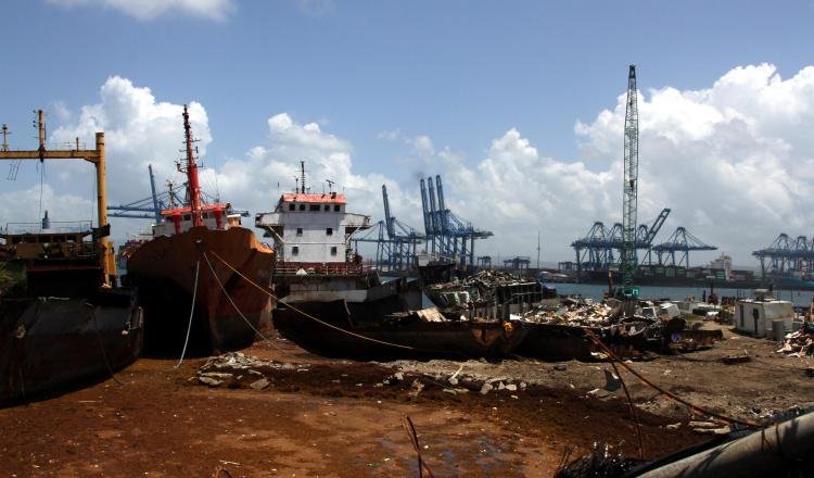 Ambientalistas cuestionan la forma y el lugar donde se esta haciendo el desmantelamiento de estos barcos. Víctor Arosemena