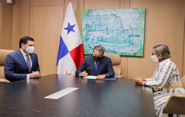 El presidente Laurentino Cortizo firmó el decreto ante las quejas de las falta de medicamentos en farmacias Públicas y alto costo de las medicinas en las farmacias privadas. Foto: Cortesía Presidencia