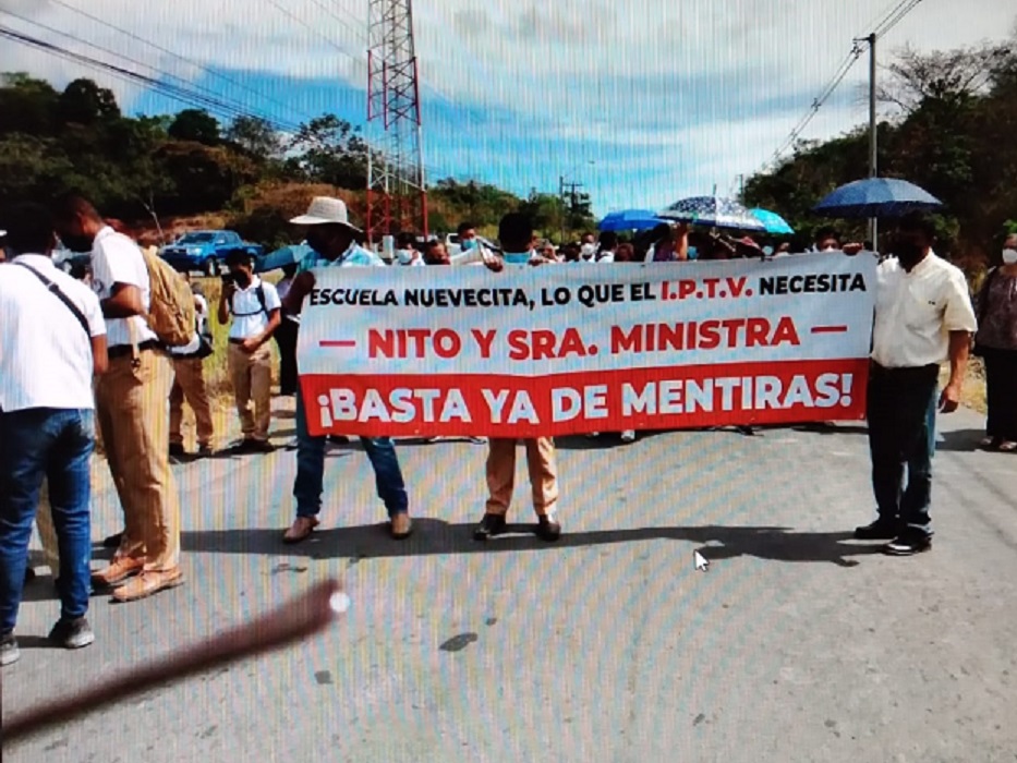 Los manifestantes con pancartas y gritando consignas, se lanzaron a la calle y cerraron la vía. Foto: Melquiades Vásquez 