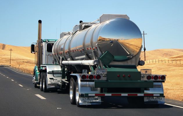 El grupo de representantes que transporta petróleos y derivados exige aumento de flete. Foto: Grupo Epasa