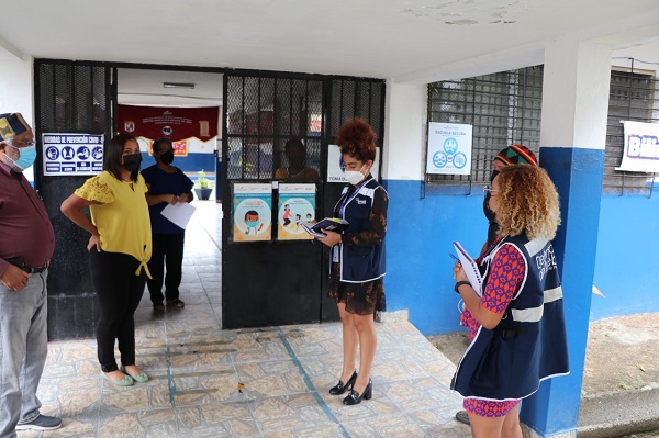 La queja fue presentada contra tres escuelas oficiales; personal de la Defensoría inspeccionó dos. Foto: Cortesía Defensorìa del Pueblo