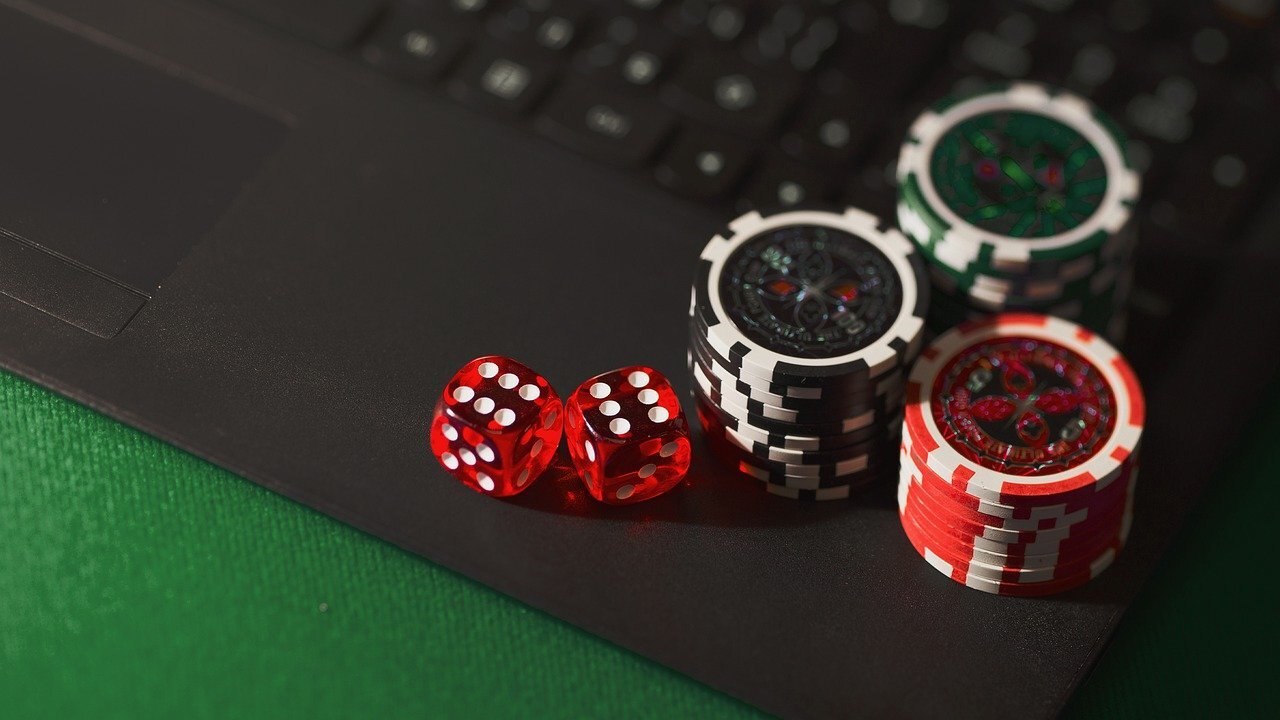 El confort de jugar desde la privacidad de nuestra casa ha sido una de las principales razones del auge de los casinos digitales estos últimos años.